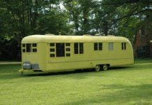 Campingvognen har været uberørt i 63 år. Når jeg ser indersiden Her vil jeg holde sommerferie!