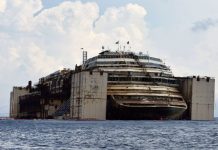 Fotografen svømmede ud til vraget og brød ind. Nu for de forbudte billeder fra hele skibet..