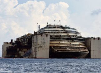 Fotografen svømmede ud til vraget og brød ind. Nu for de forbudte billeder fra hele skibet..