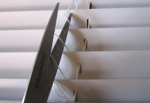 Hun tager en saks og klipper i sine persienner – men resultatet efter næste trin er genialt