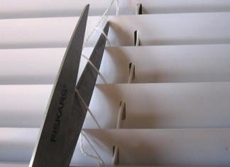 Hun tager en saks og klipper i sine persienner – men resultatet efter næste trin er genialt